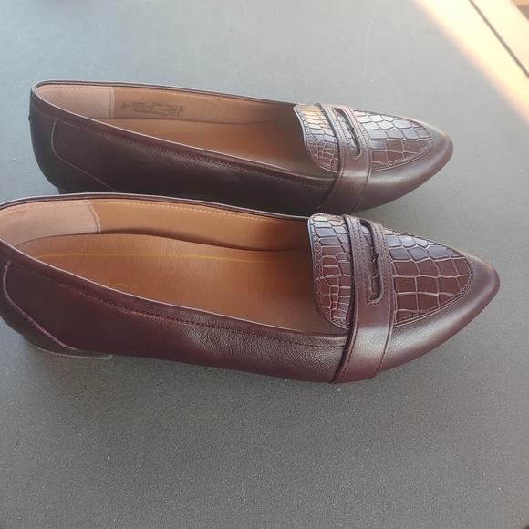 Vionic Savannah Dark Brown Croc-Embossed Loafers 9 - Picture 4 of 11